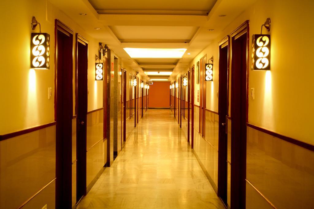 Yasodha Towers 호텔 Hosūr 외부 사진