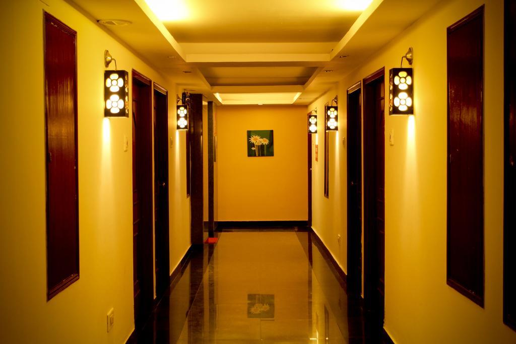 Yasodha Towers 호텔 Hosūr 외부 사진