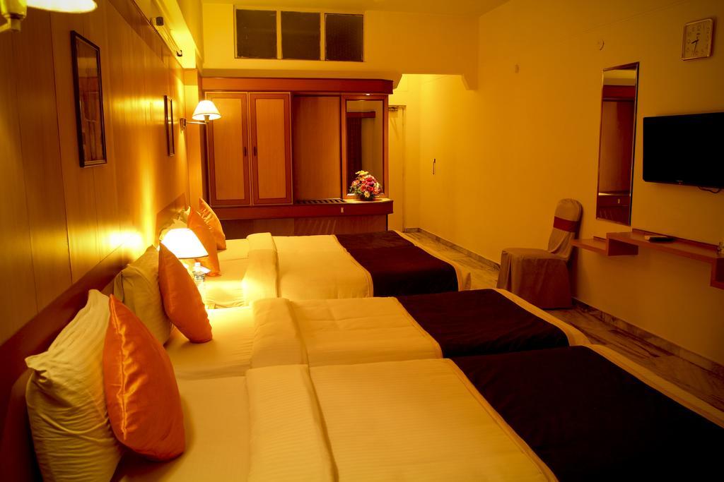 Yasodha Towers 호텔 Hosūr 외부 사진